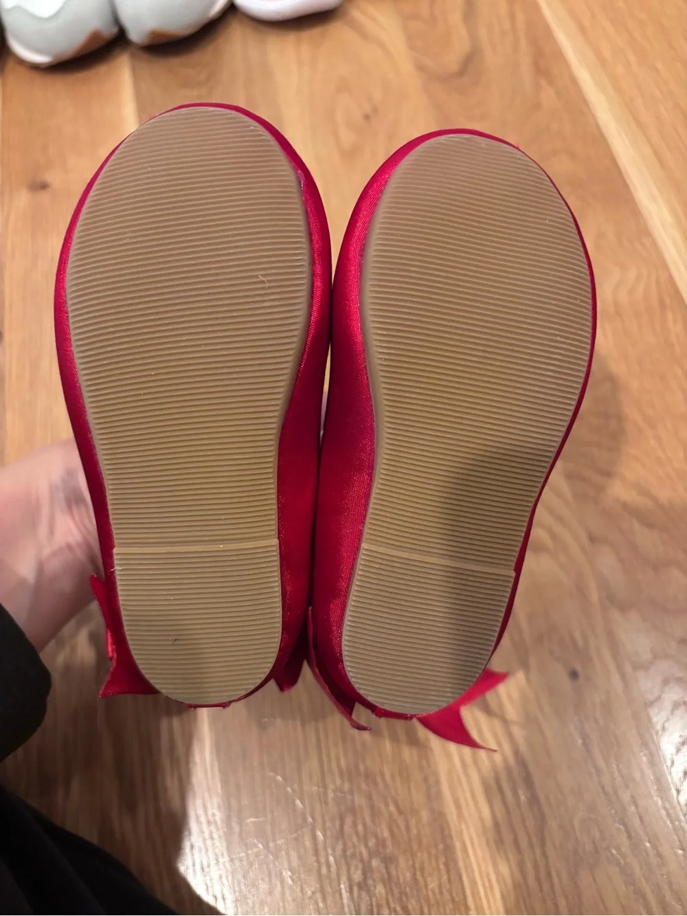 Kiderence silk, bow&pearl dress shoes. 6T.